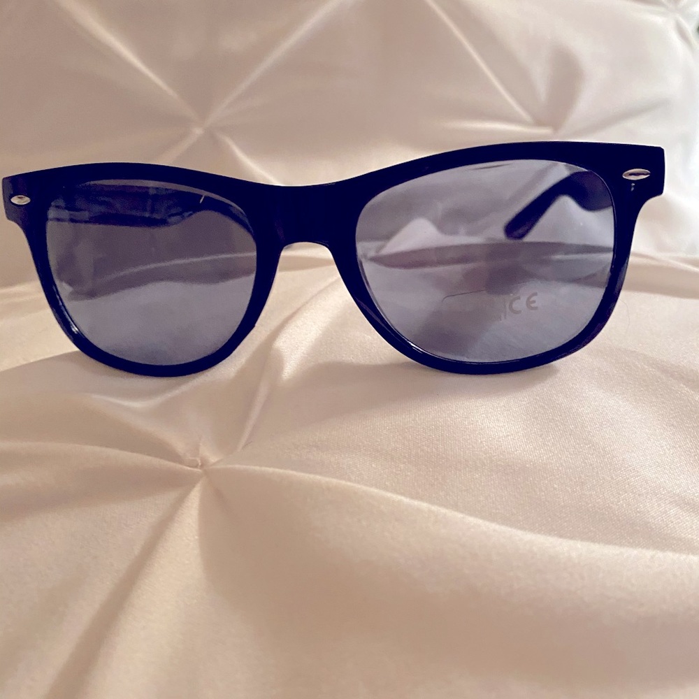 NEW BLACK SUNGLASSES